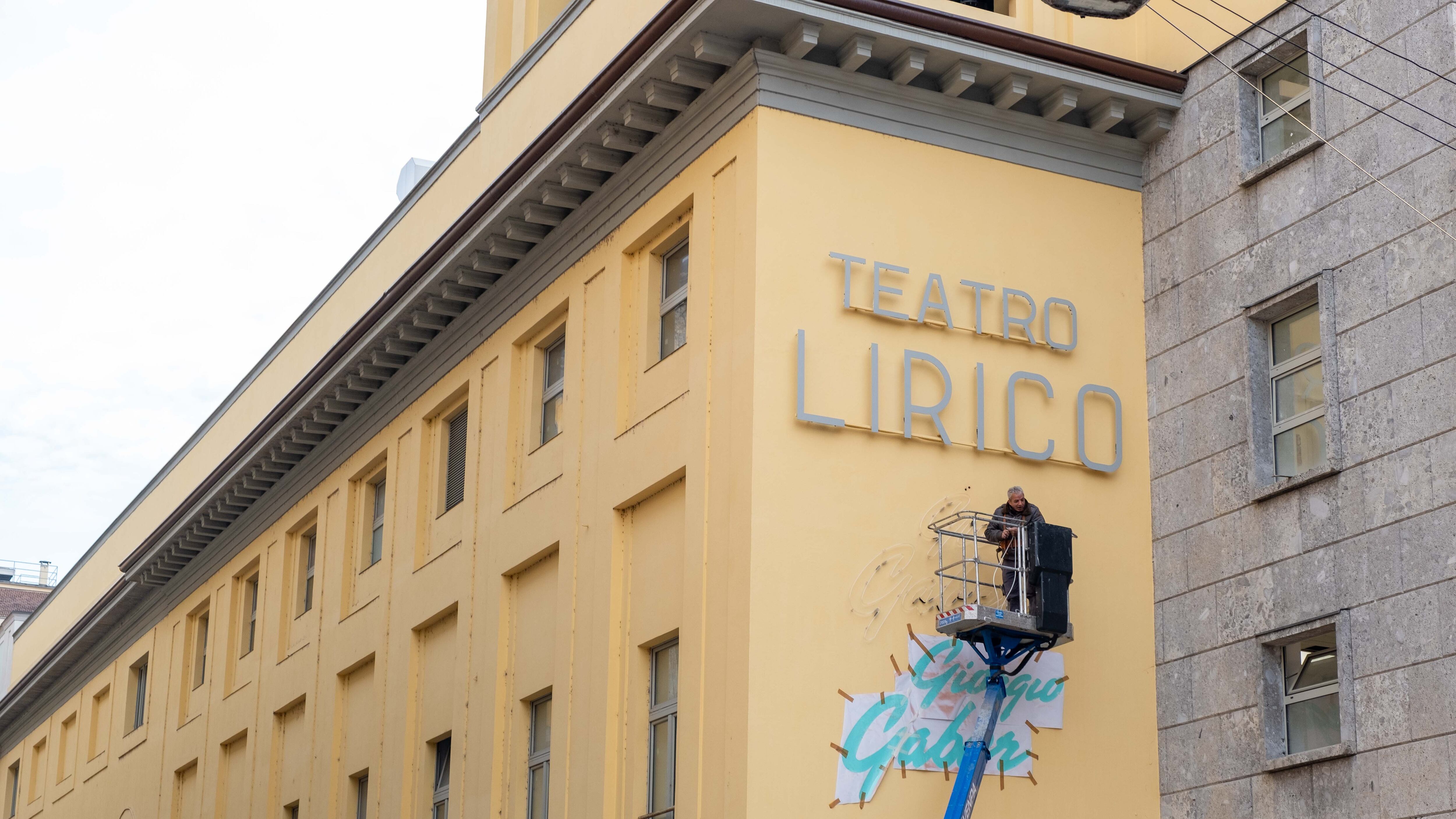 Sotto l'albero i milanesi ritrovano il Teatro Lirico