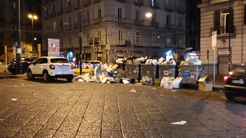Napoli, raccolta di rifiuti al collasso: cumuli di immondizia in strada 2