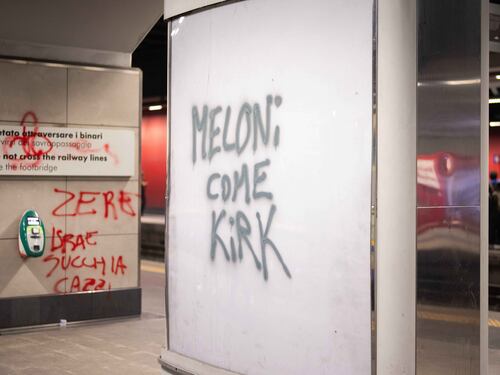 Spunta la scritta "Meloni come Kirk". Salvini assediato dai pro Pal