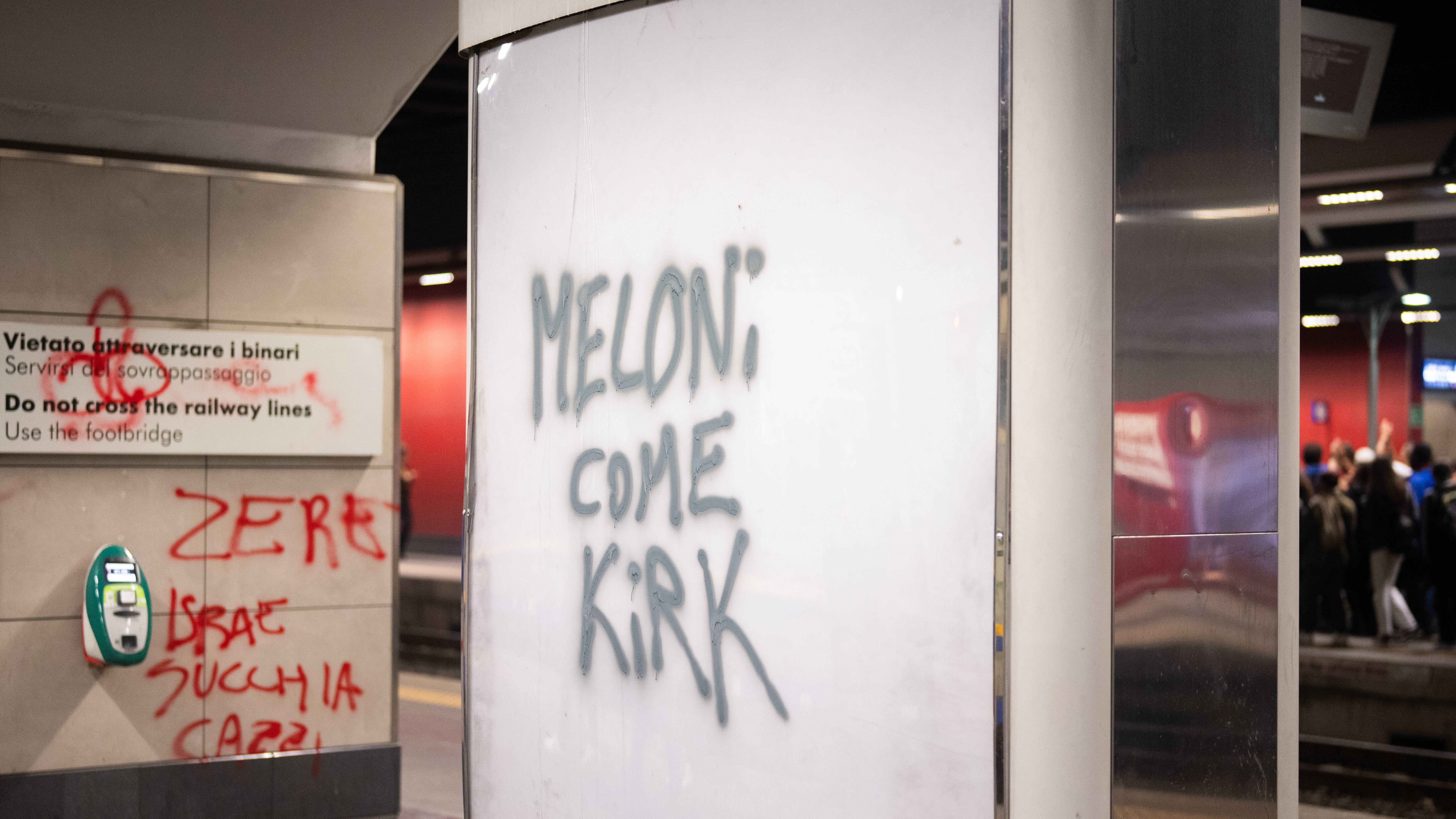 Spunta la scritta "Meloni come Kirk". Salvini assediato dai pro Pal