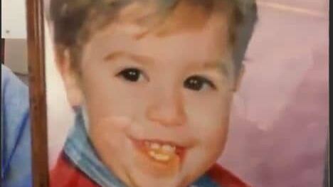 Fedez mostra una sua foto da bambino. Poi ironizza: "Voglio la prova del DNA"