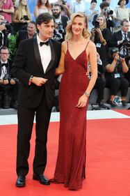 Venezia, attrici sexy sul primo red carpet 18