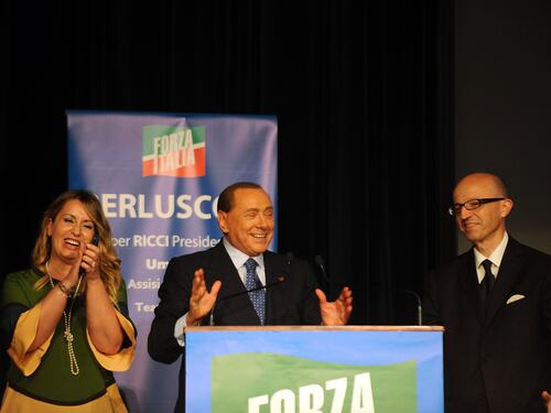 Sui social Berlusconi rottama Renzi