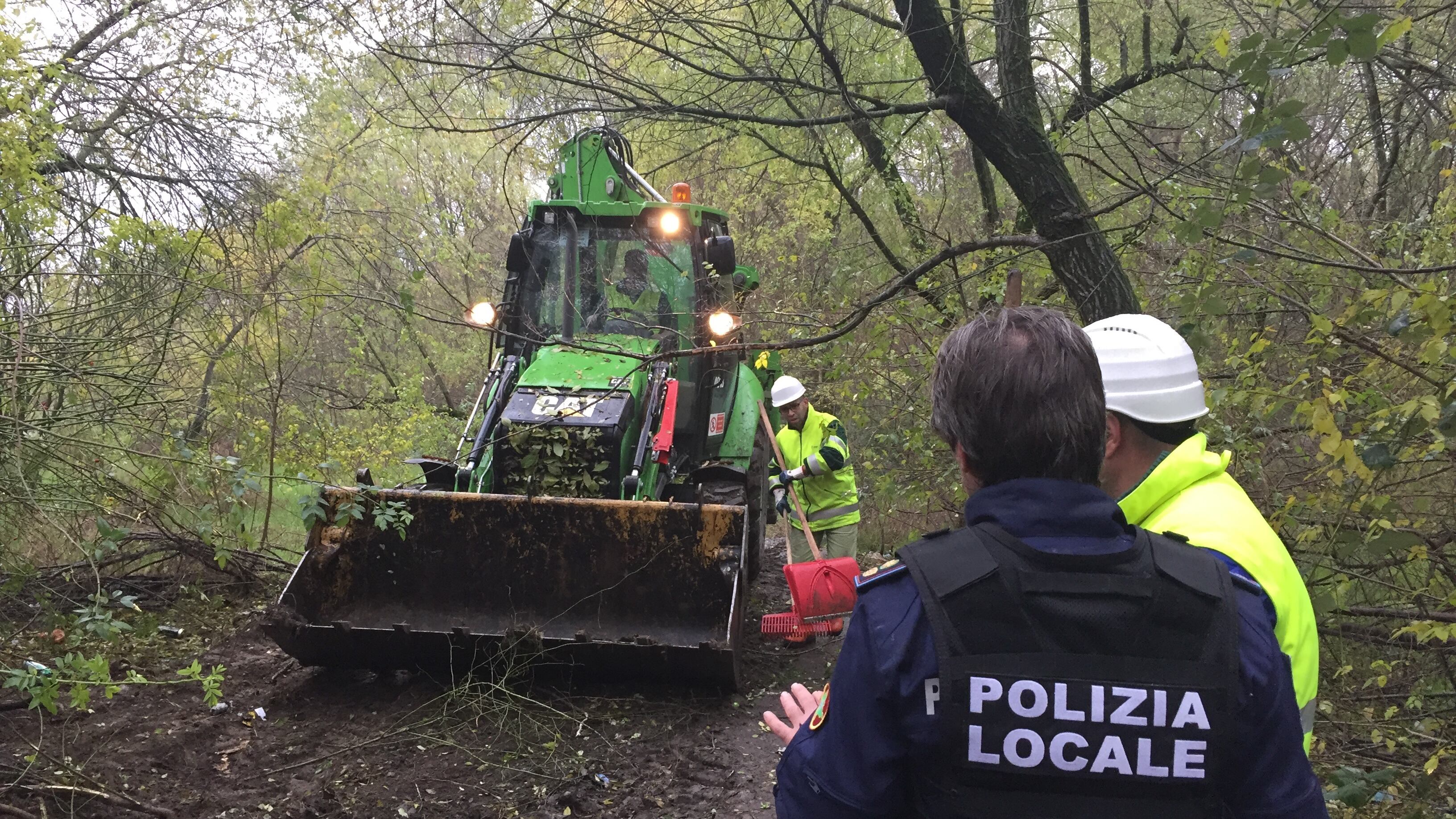 Il Comune a Rogoredo prova a smantellare il bosco dello spaccio
