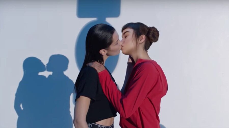 Se persino un bacio (finto) scatena la rabbia dei gay