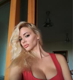 Ria Antoniou bollente per il calendario For Men 2018 12