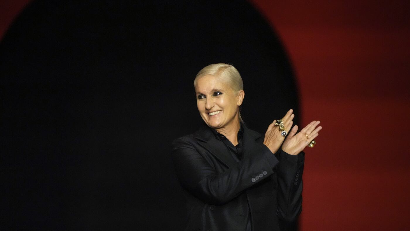 Chi è Maria Grazia Chiuri, dalla direzione creativa di Dior al ritorno a Fendi