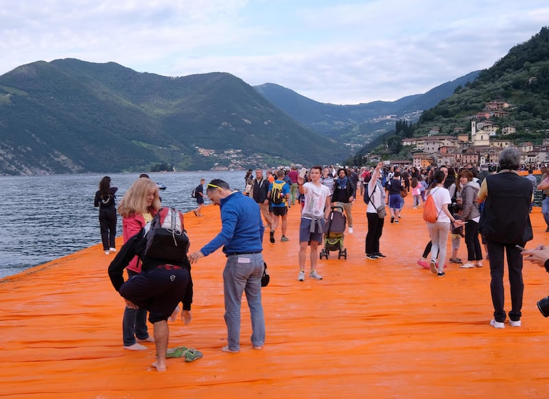 La passerella dorata di Christo che fa camminare sulle acque 20