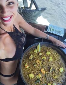 Sarah Nile hot, bikini e paella 2
