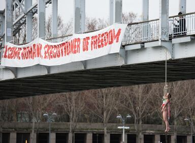 Femen, donna "impiccata" contro Rohani 1