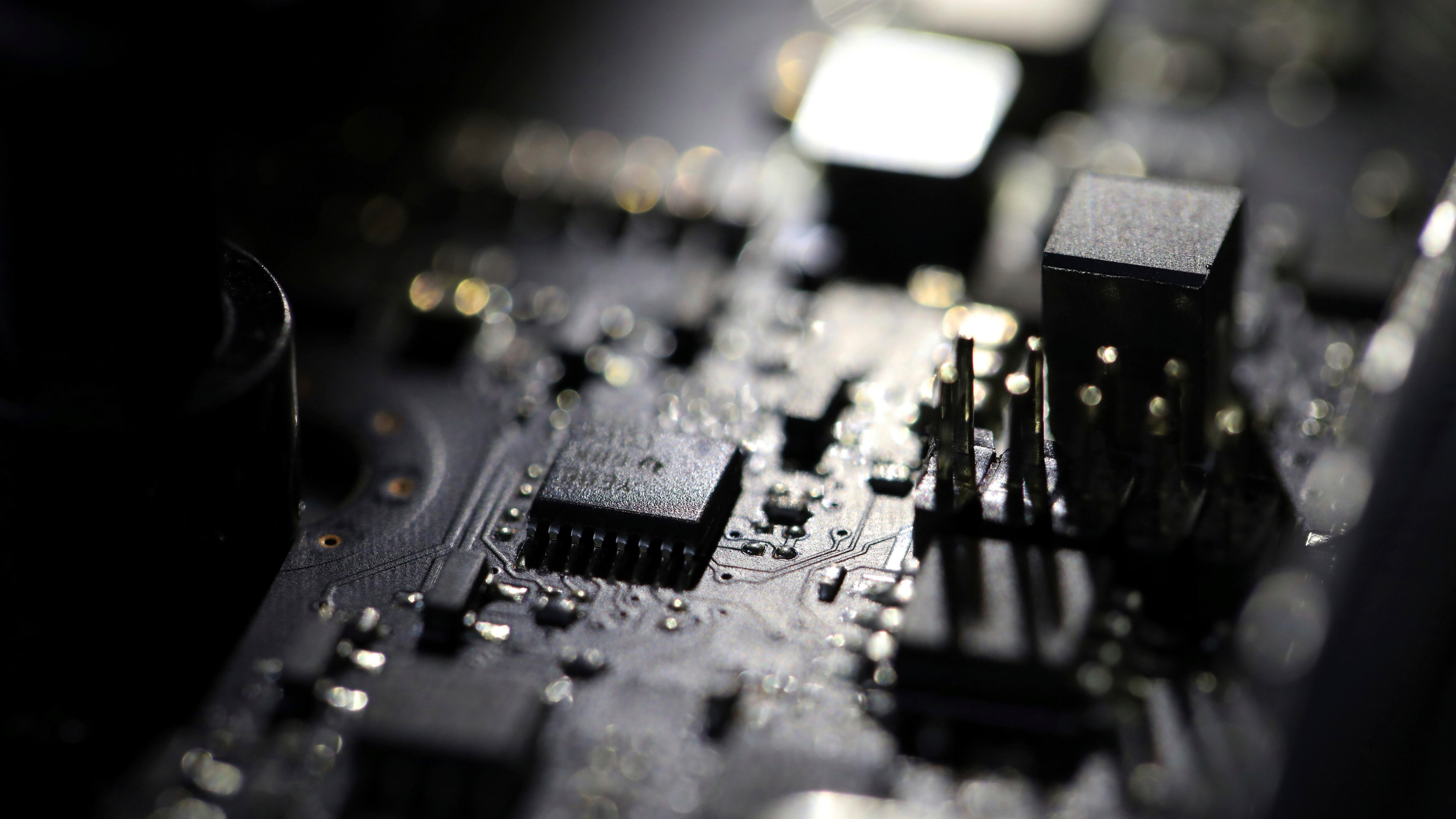 Gli effetti globali della crisi dei chip su industria e consumi