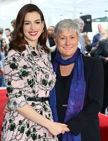 Los Angeles: Anne Hathaway premiata con una stella sulla Walk Of Fame 9