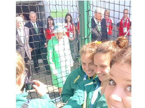 La Regina Elisabetta protagonista involontaria e divertita di un selfie ai Giochi del Commonwealth