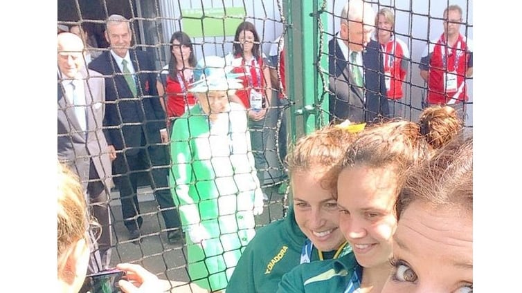 La Regina Elisabetta protagonista involontaria e divertita di un selfie ai Giochi del Commonwealth