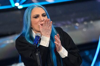 Sanremo 2024: ecco il look della prima serata del Festival di Loredana Bertè 4