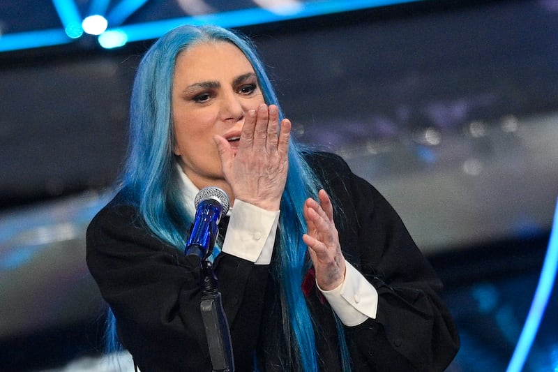 Sanremo 2024: ecco il look della prima serata del Festival di Loredana Bertè 4