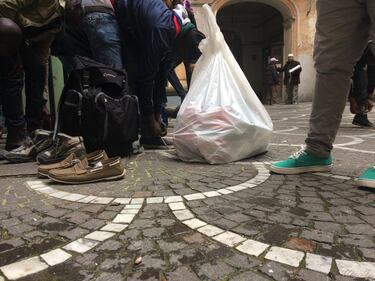 Fedeli che escono dalla moschea di via Firenze, a Napoli, dopo la preghiera delle 17