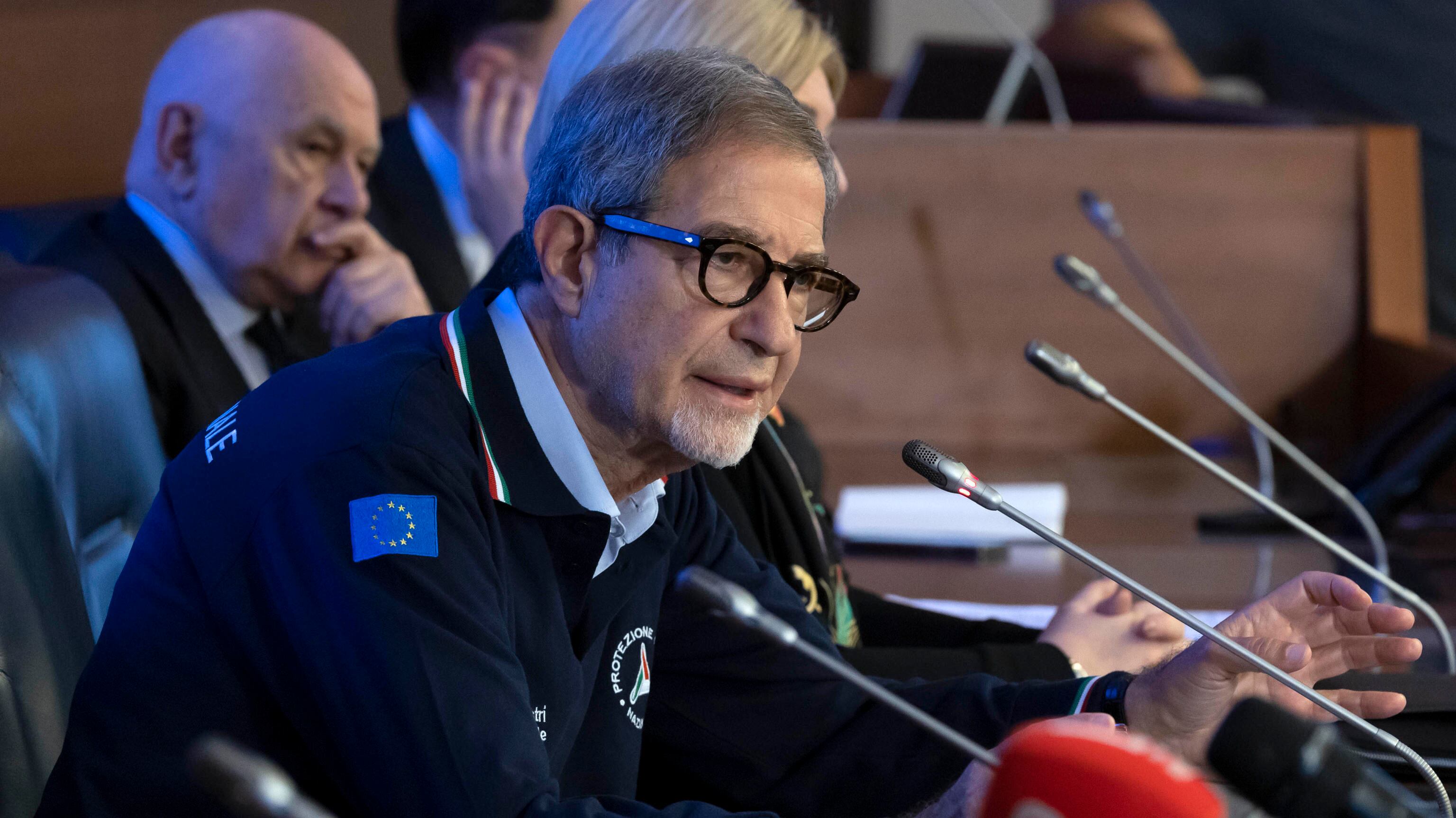 Il governo dà l'ok alla Cig in deroga. La Protezione civile schiera la sua flotta