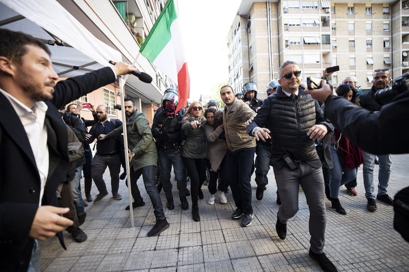 Tensioni a Casal Bruciato, inquilini in rivolta contro i nomadi 3