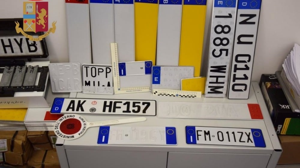 Il laboratorio di targhe false