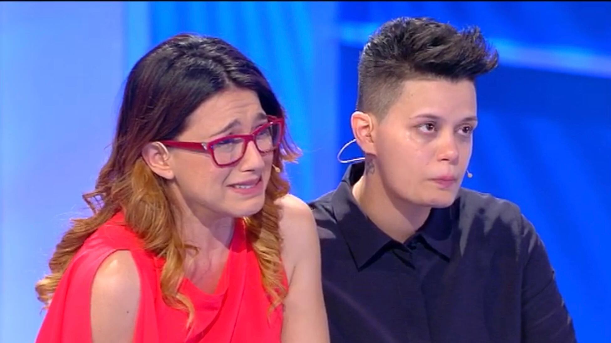 A "C'è Posta per Te" l'amore tra due donne e una famiglia da unire