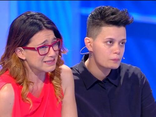 A "C'è Posta per Te" l'amore tra due donne e una famiglia da unire