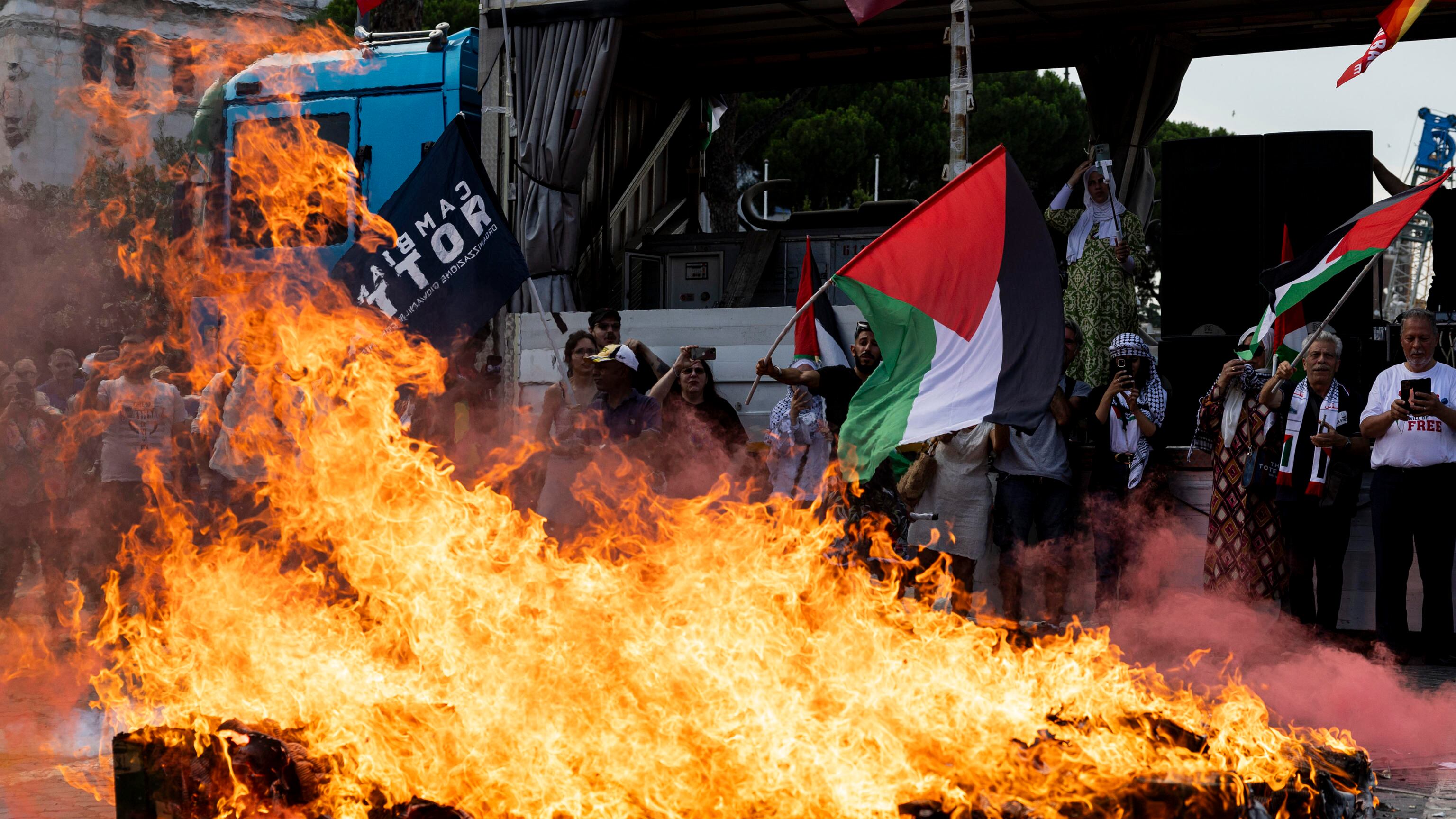 Sinistra divisa in piazza. A Roma si bruciano bandiere di Ue, Nato e Israele