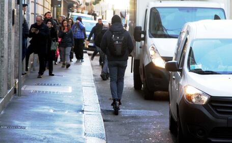 Milano, i monopattini elettrici circolano anche sotto i cartelli di divieto 4