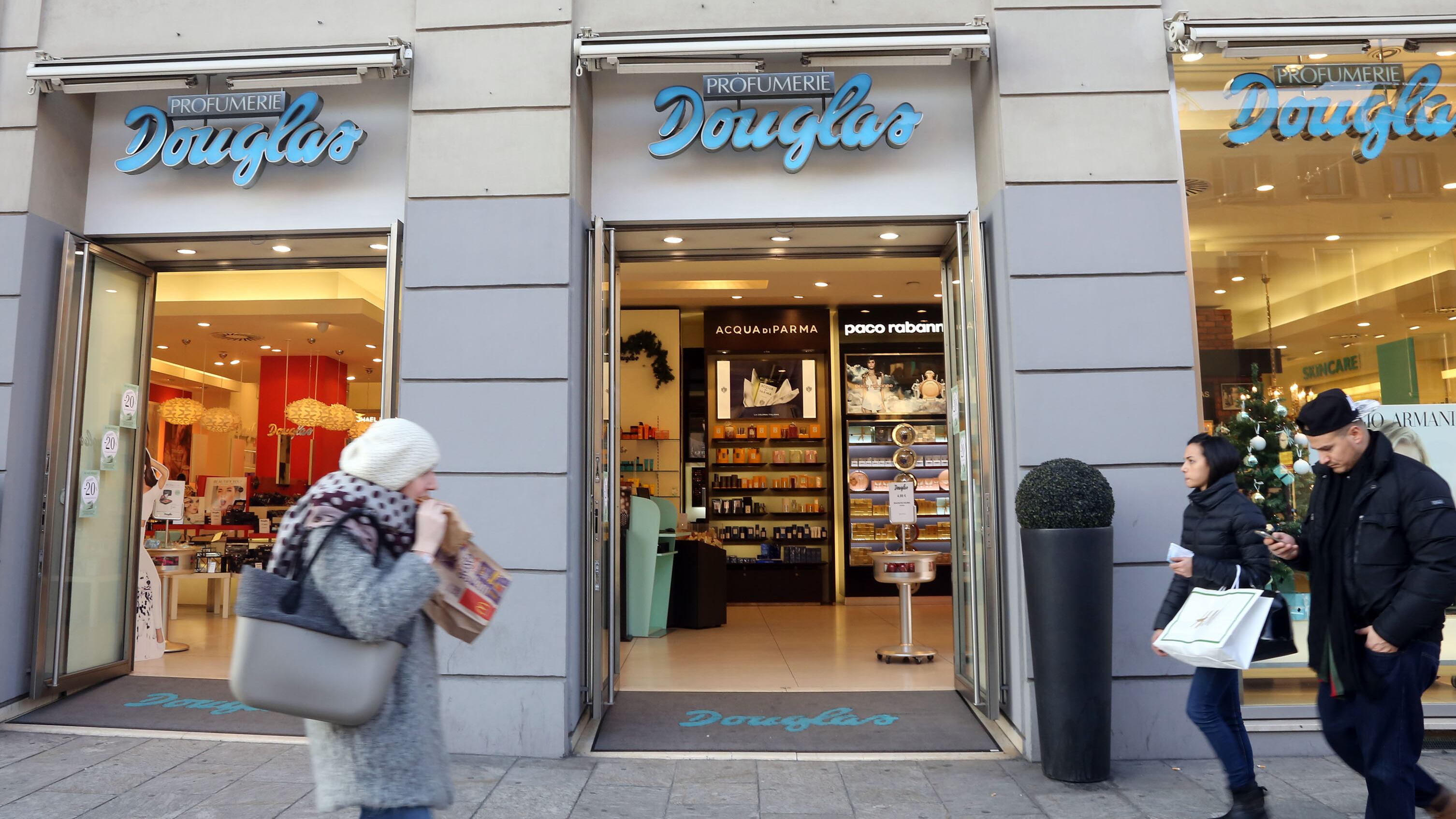 La catena di profumerie Douglas rivede le stime e crolla in Borsa (-17%)