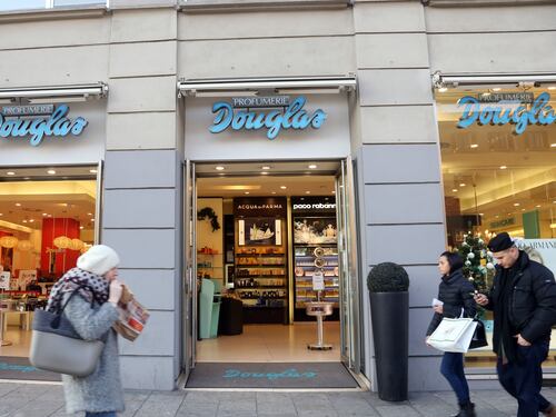 La catena di profumerie Douglas rivede le stime e crolla in Borsa (-17%)
