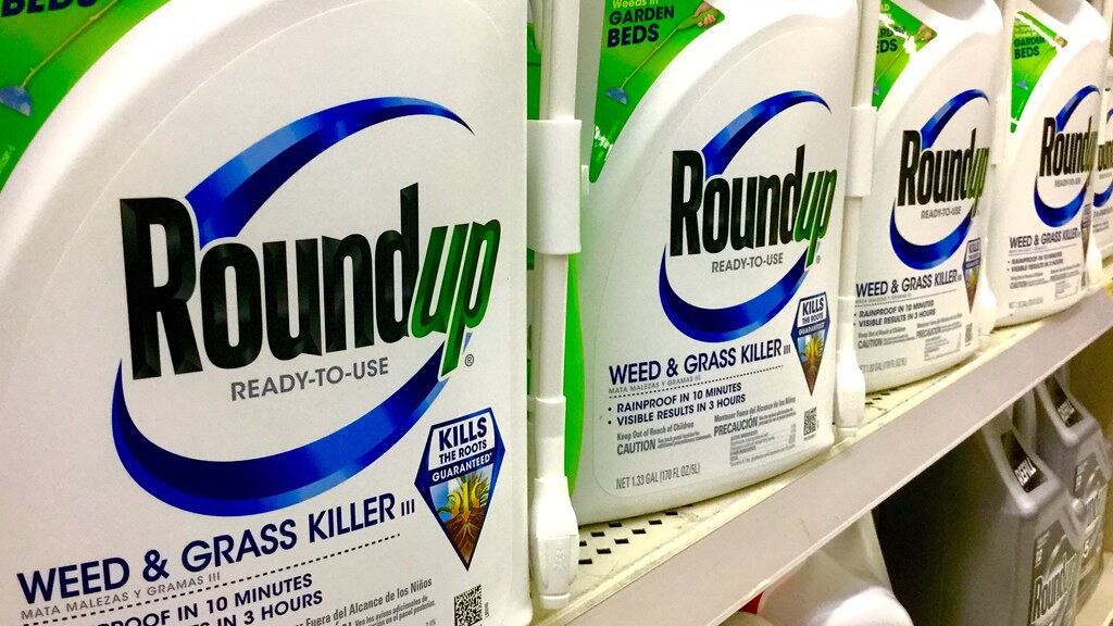 Aumentano le cause contro Bayer: "Il diserbante causa il cancro"