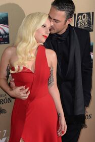 Lady Gaga, spacco mozzafiato e baci al fidanzato sul red carpet 13