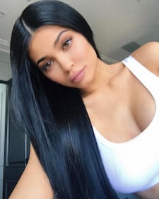 Kylie Jenner sexy alla finestra 25