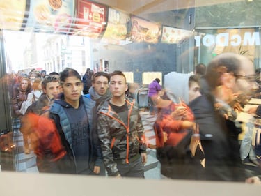 Coda a Milano davanti al nuovo McDonald's 2