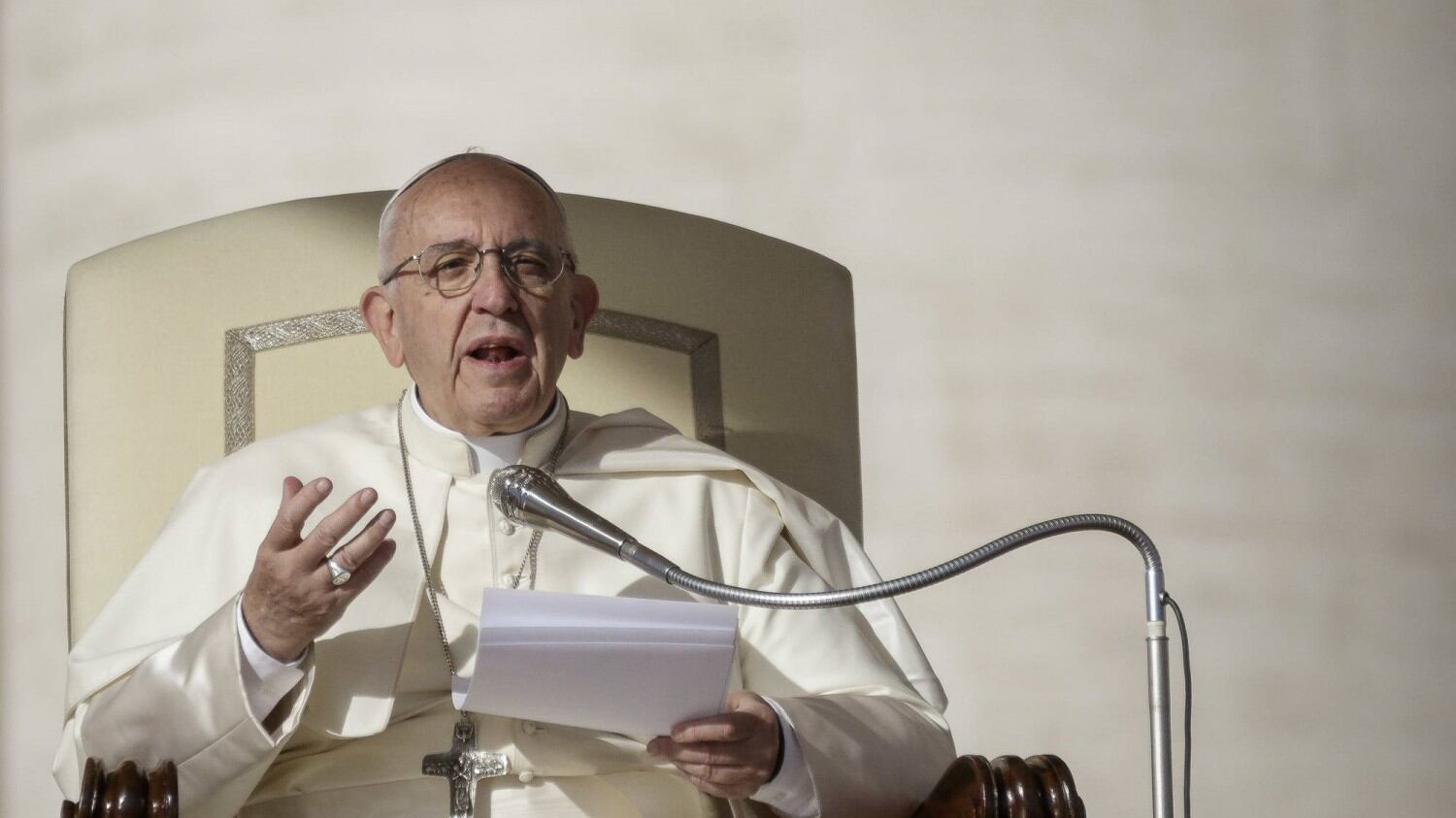 Il Papa: "Basta cellulari a messa, anche per preti e vescovi"