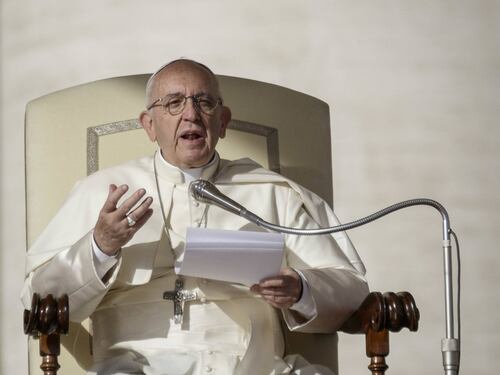 Il Papa: "Basta cellulari a messa, anche per preti e vescovi"