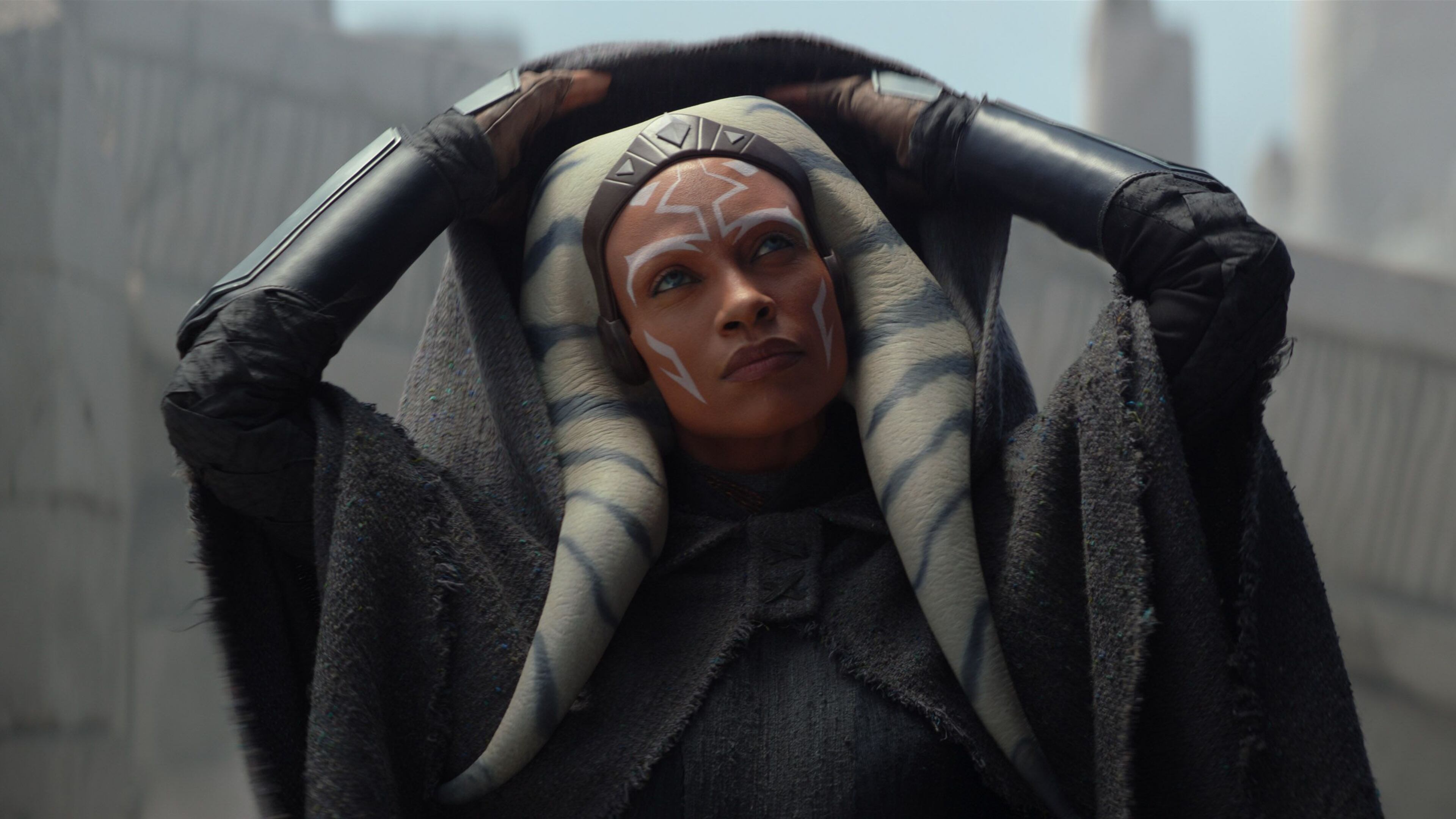 Rosario Dawson è Ahsoka nella nuova serie di Star Wars. E la "galassia lontana" si fa (ancora) più dark