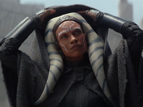 Rosario Dawson è Ahsoka nella nuova serie di Star Wars. E la "galassia lontana" si fa (ancora) più dark