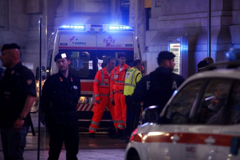 Milano, accoltellati un poliziotto e un militare 1