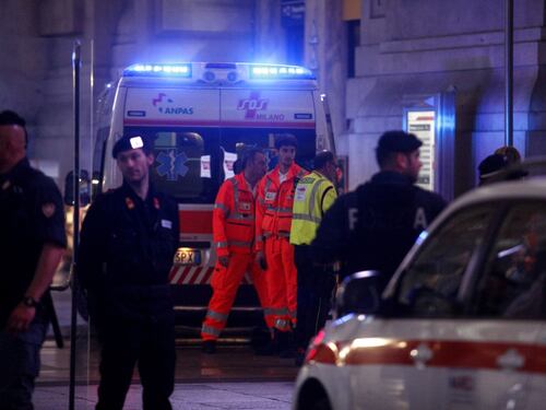 Milano, accoltellati un poliziotto e un militare