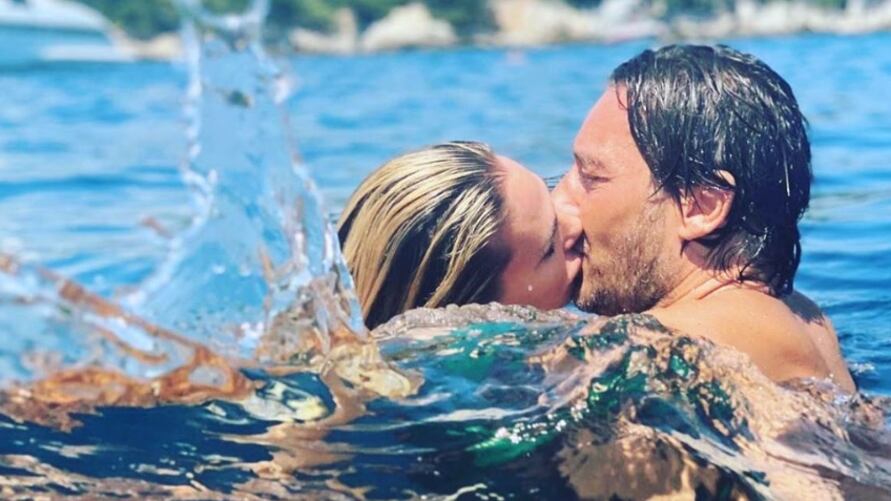 Chanel Totti in copertina accende l'ira dei genitori: "Si mercifica il corpo delle adolescenti"