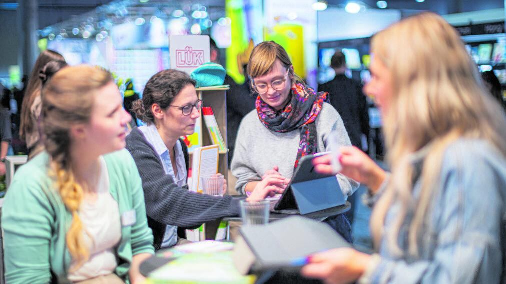 Intellettuali "impiegati" e altre facce da festival. Dai bestseller a Tinder l'importante è godere per cinque giorni di follia