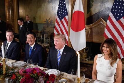 Melania Trump, fascino bianco col premier giapponese 6