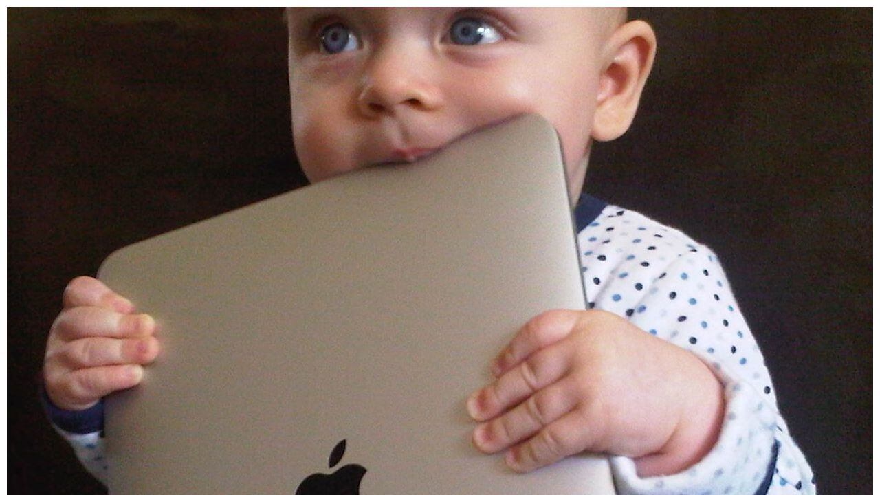 Caro Gesù Bambino, per Natale voglio il tablet della mamma
