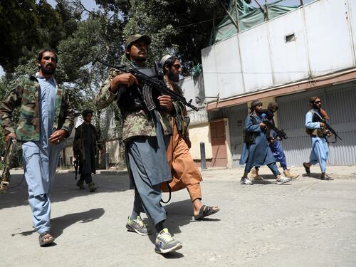 Spari sulla folla e statue abbattute: "In Afghanistan niente democrazia"