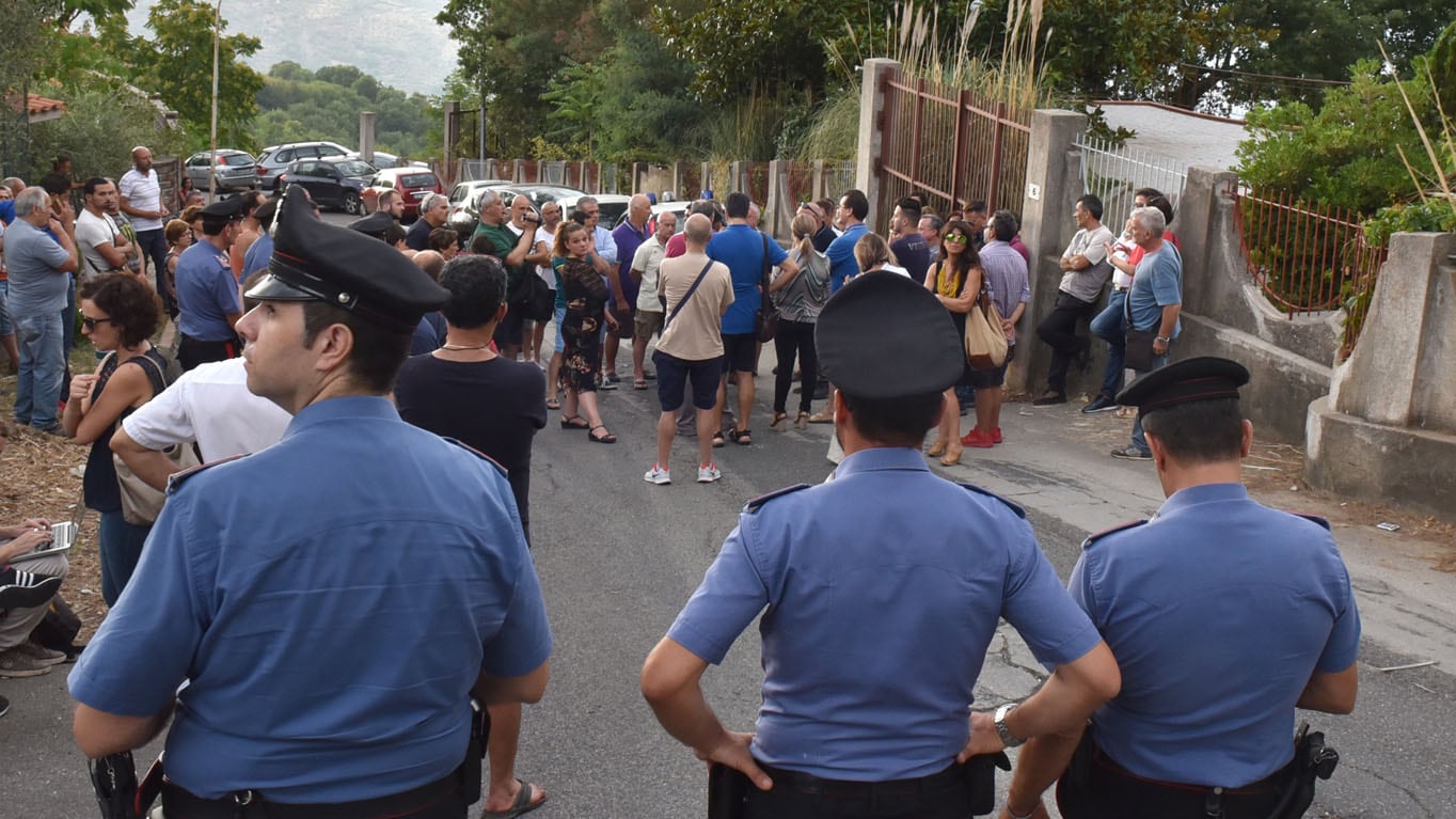 Città in rivolta: barricate sui migranti