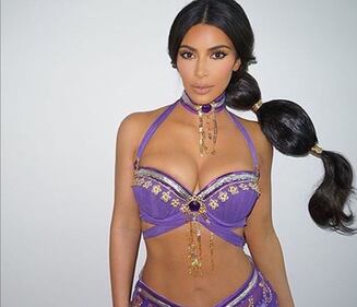 Kim e Khloe Kardashian, sfida di lati b 26