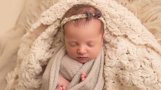 Molly, la neonata che ha 18 mesi meno della mamma