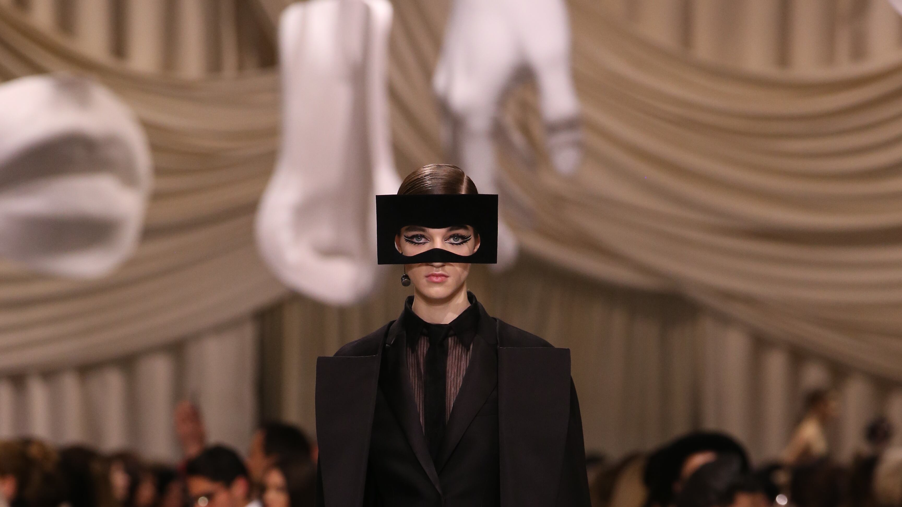 In bianco, nero e mascherata Il surrealismo austero di Dior