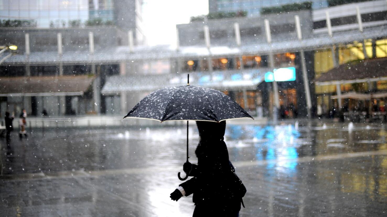 È scesa la prima neve sul Nord Italia. A Milano muore un clochard
